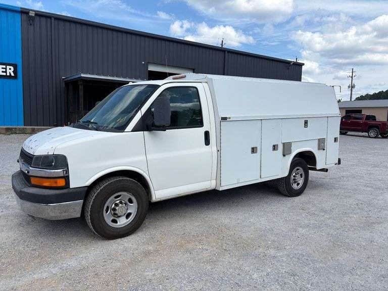 2010 Chevrolet Service Body Van image