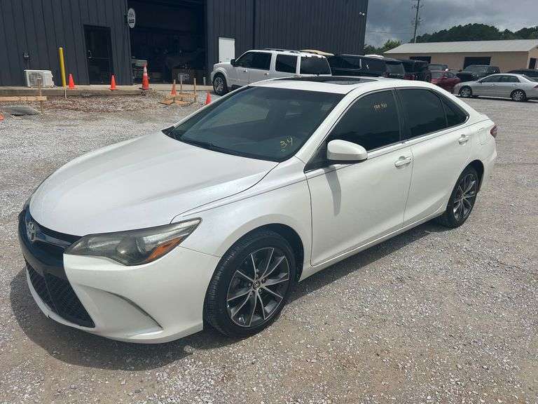 2016 Toyota Camry XSE image