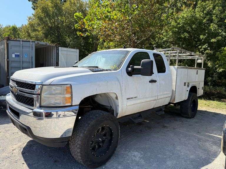 2011 Chevrolet Silverado 2500HD Service Body Truck image