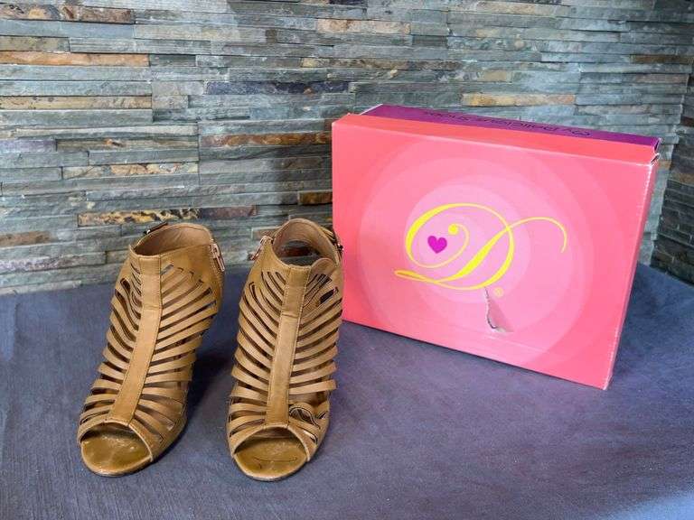 Delicious Shaky-S Heels with Box image