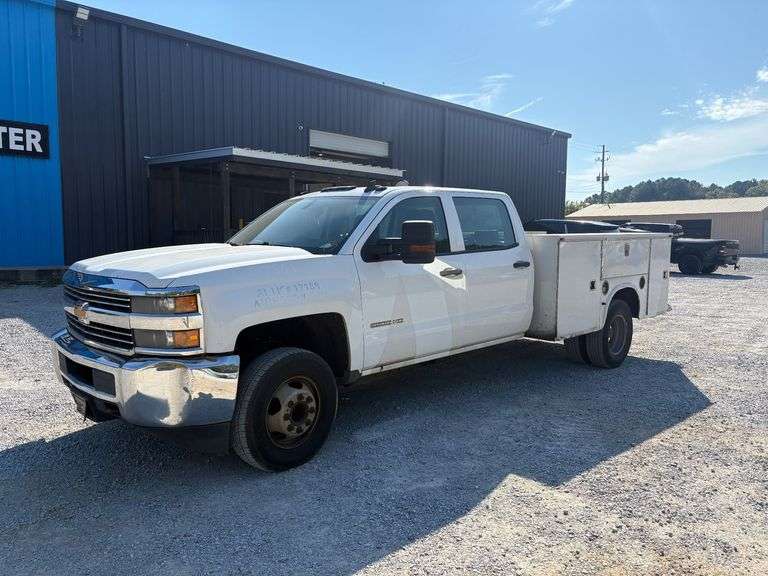 2015 Chevrolet Silverado 3500 Service Body Truck image