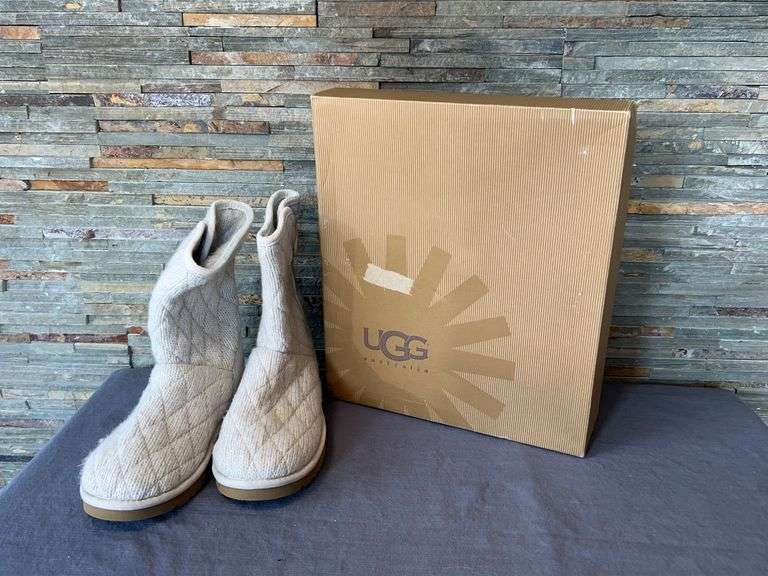 UGG Boots Short with Box image