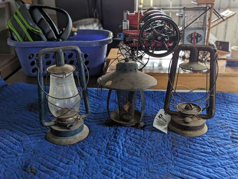 3 Lanterns image