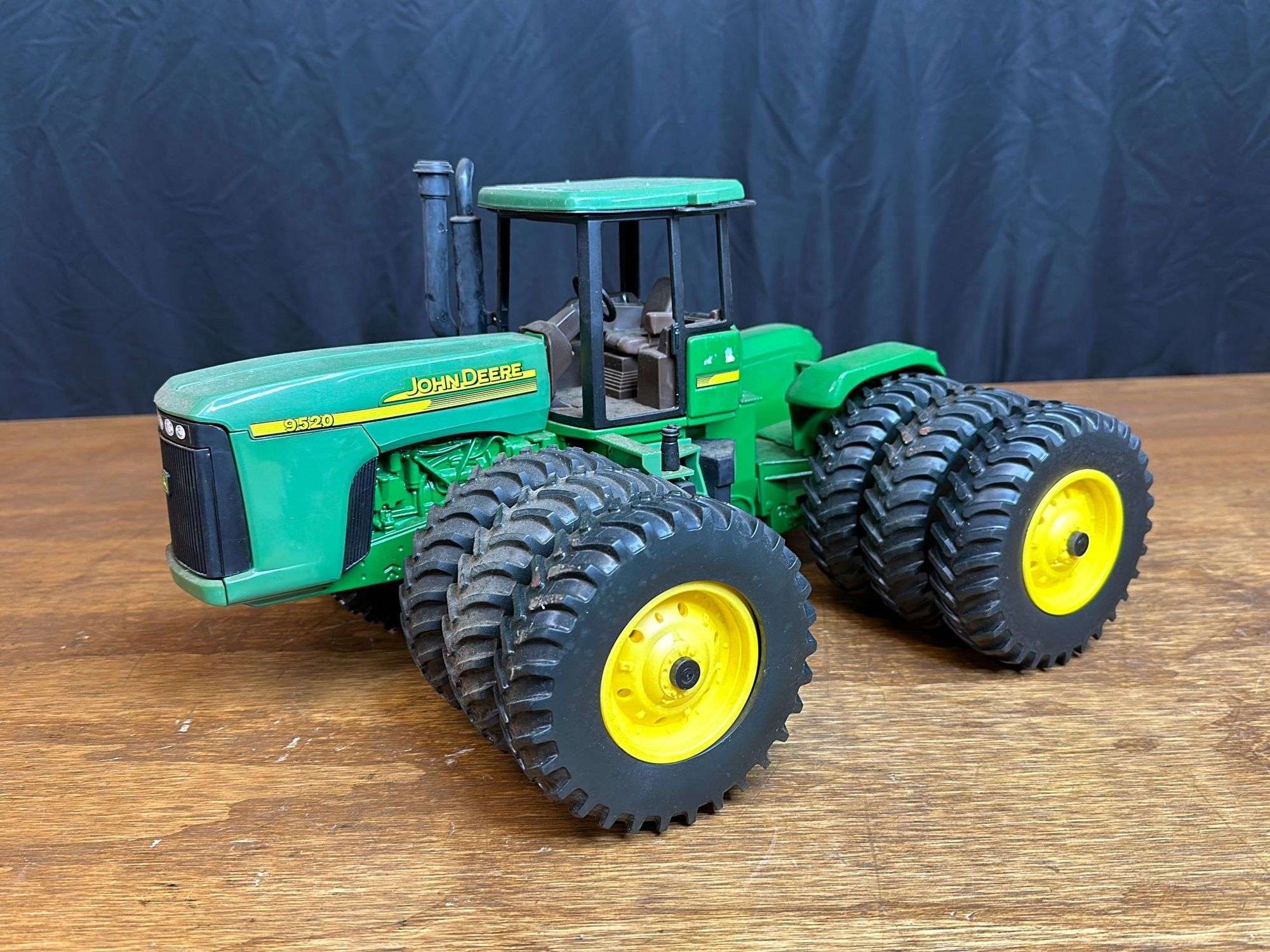 1/16 John Deere 9520 Ertl - Aumann Auctions, Inc.