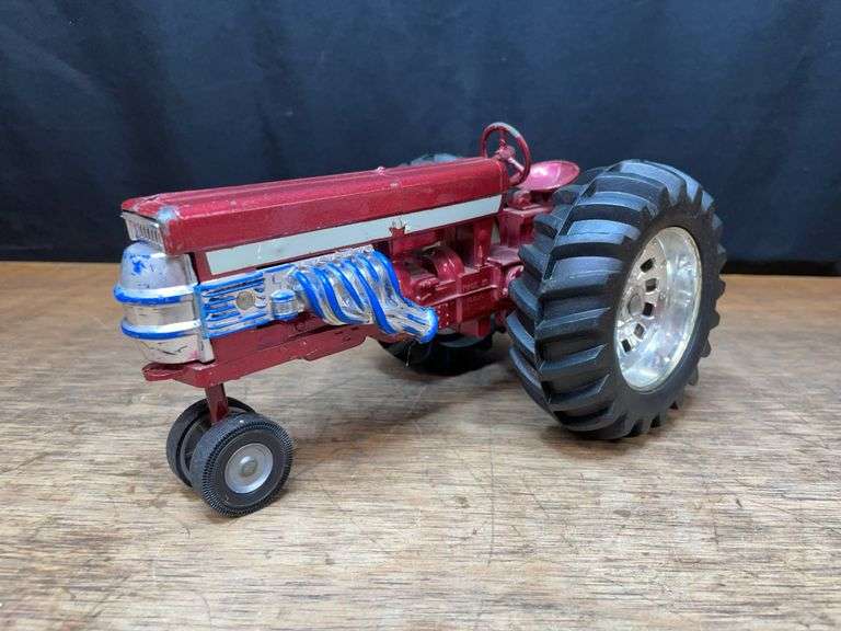 1/16 Flying Farmall Puller Ertl image