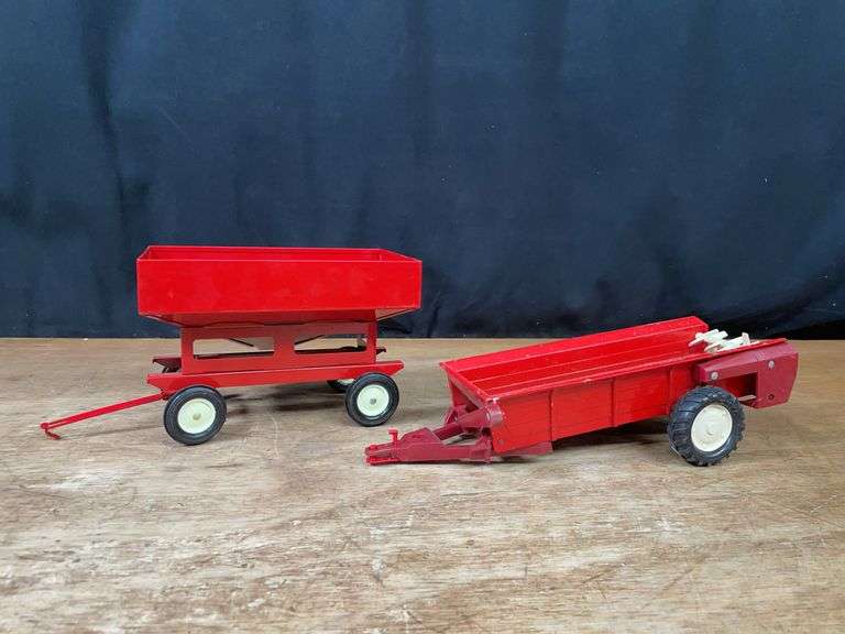 (2) 1/16 IH Gravity Wagon + Spreader Ertl image