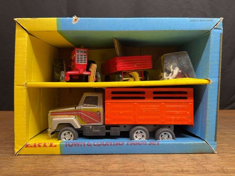 1/32 IH Town & Country Farm Set NIB Ertl image