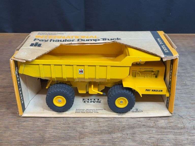 1/20 IH Pay Hauler Truck NIB Ertl image