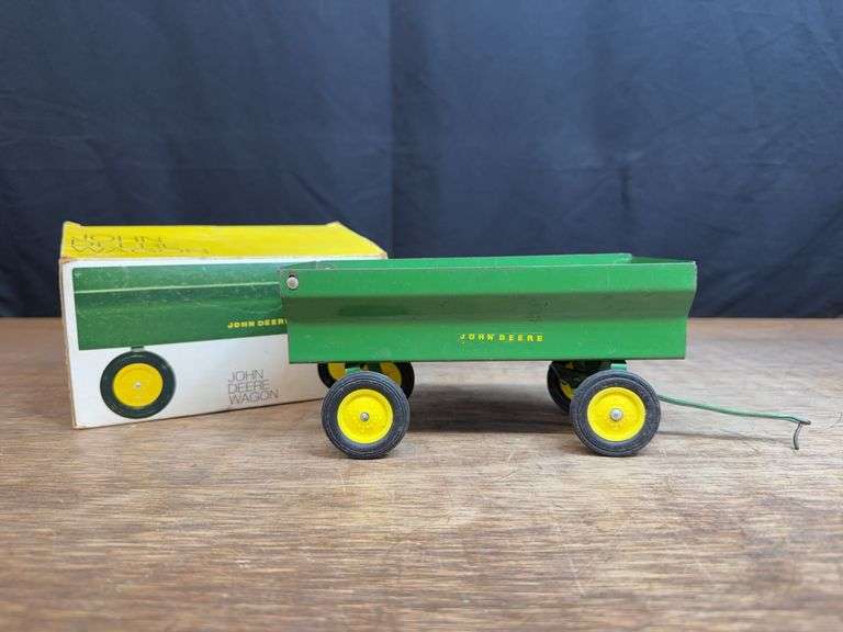 1/16 John Deere Flare Box Wagon Ertl image