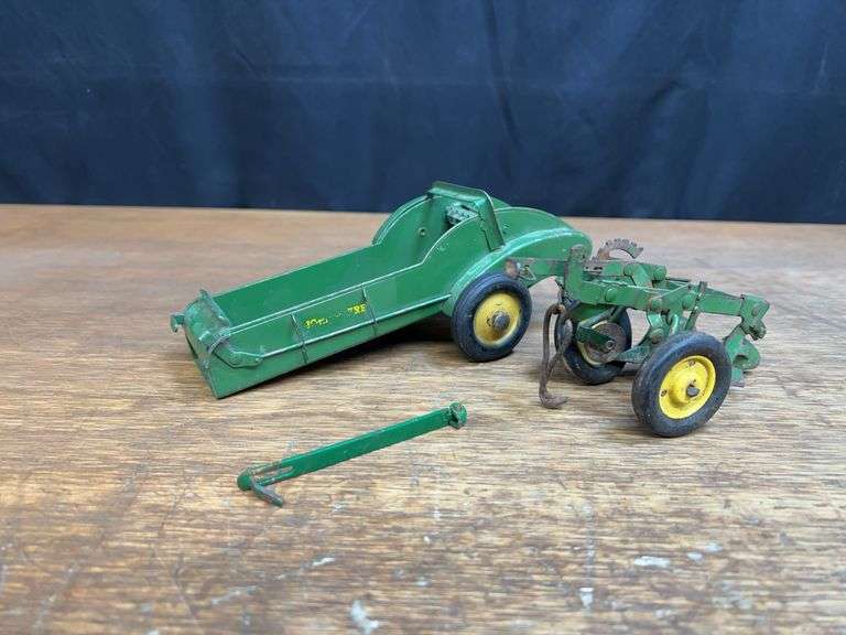 (2) 1/16 John Deere Spreader + Plow Eska image