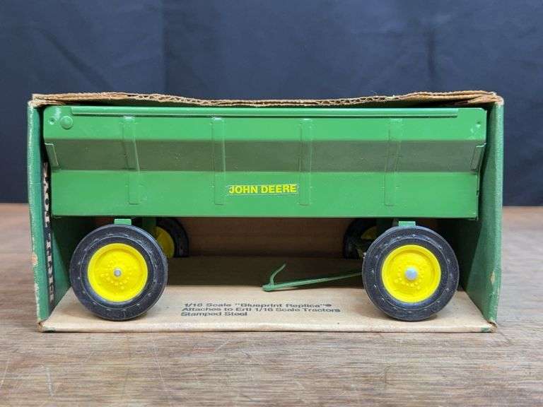1/16 John Deere Flare Box Wagon NIB Ertl image