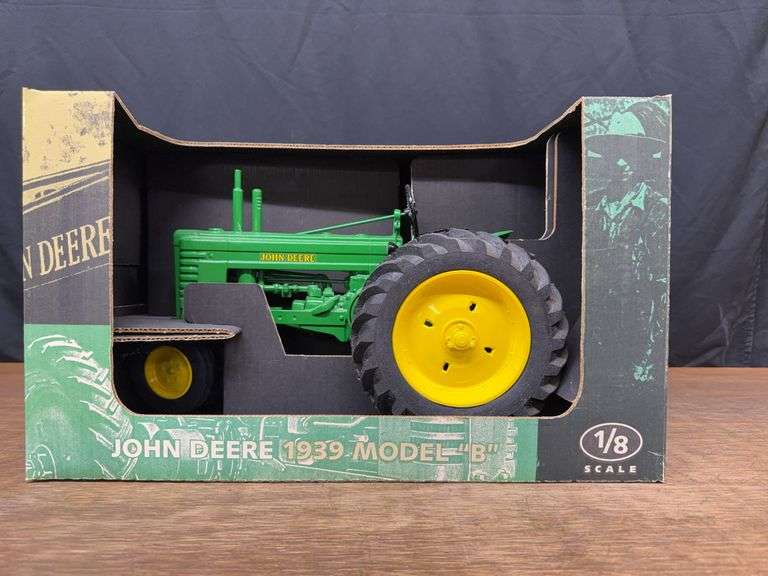 1/8 John Deere B NIB SM image