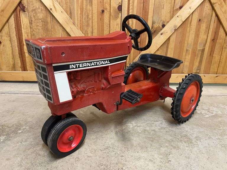 IH 86 Series Pedal Tractor Ertl image