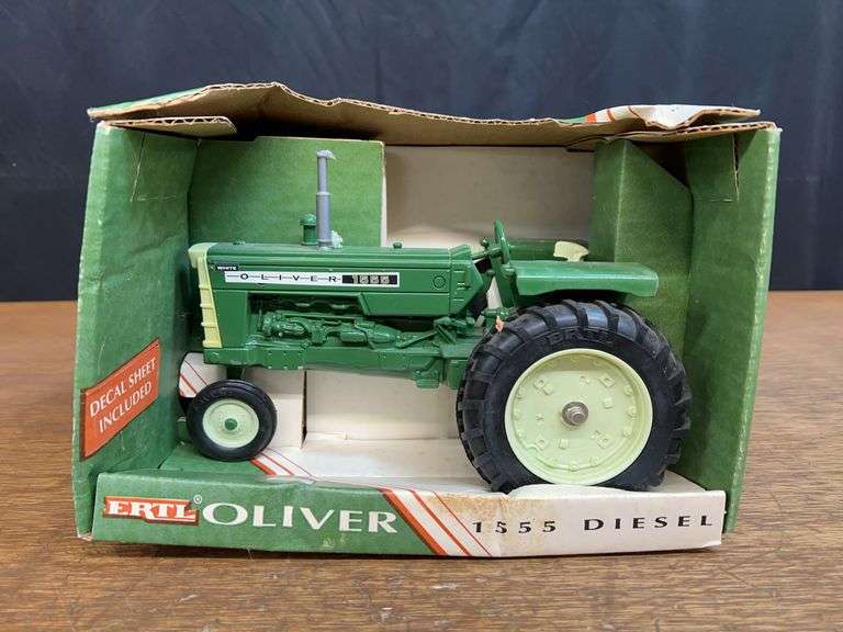 1/16 Oliver 1555 NIB Ertl image