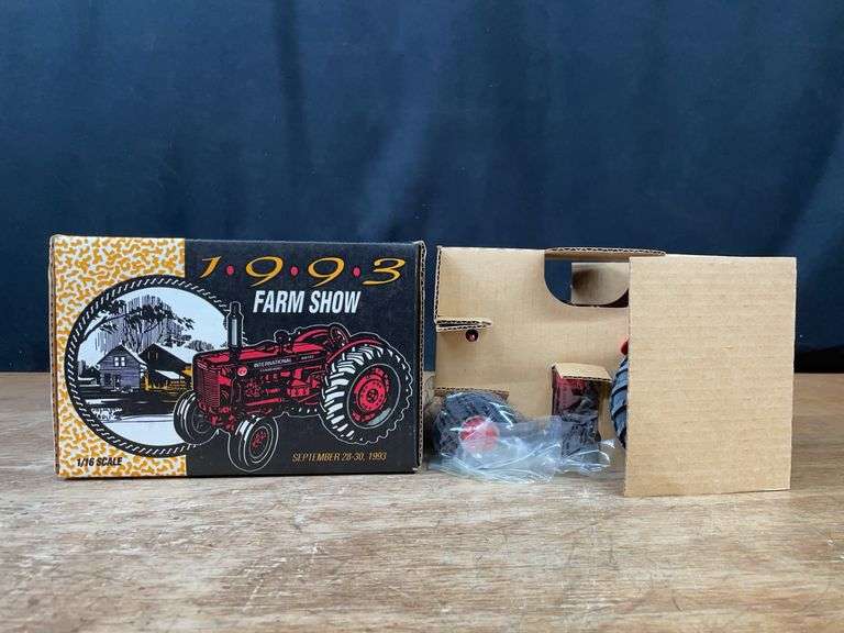 1/16 IH I-D9 1993 Farm Show NIB Ertl image