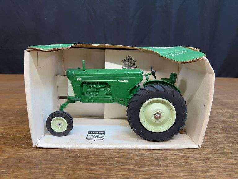 1/16 Oliver 880 NIB SC image