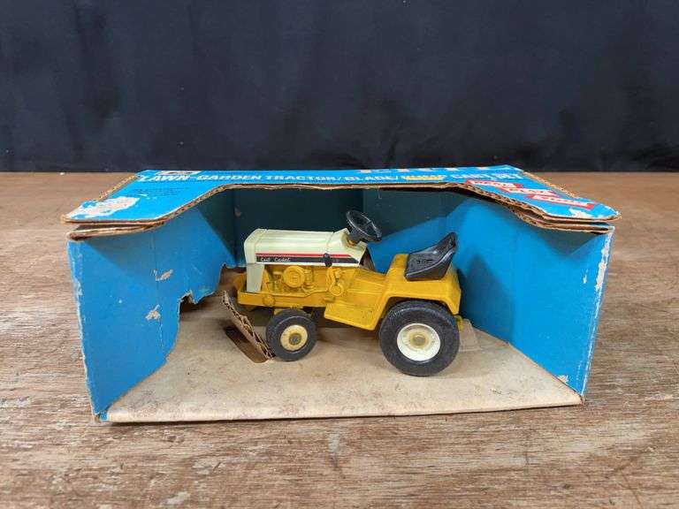 1/16 Cub Cadet L&G Ertl image
