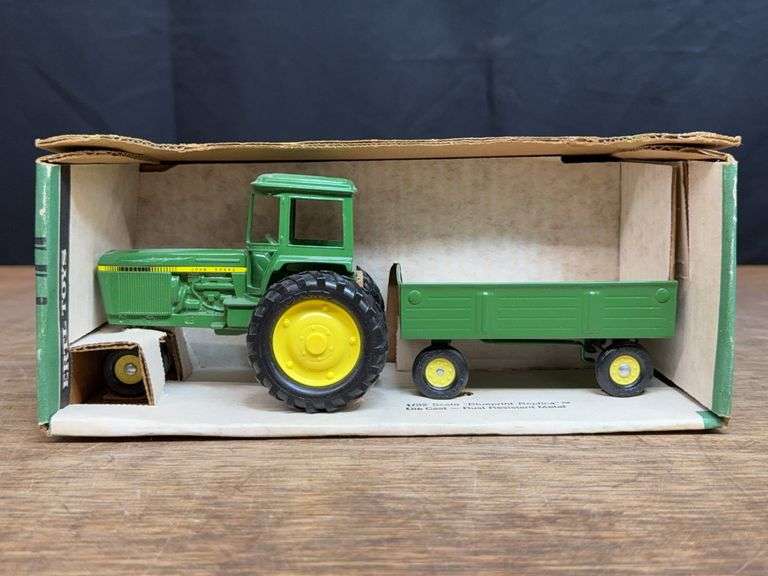 1/32 John Deere 4440 + Wagon Set NIB Ertl image