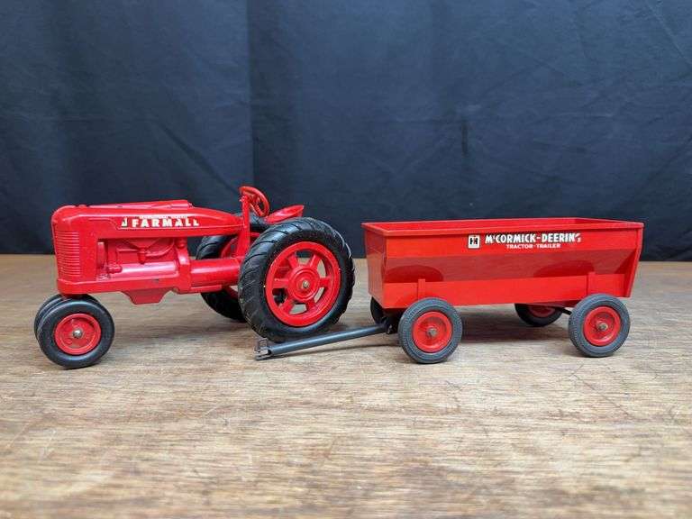 (2) 1/16 Farmall M + Wagon Product Miniature image