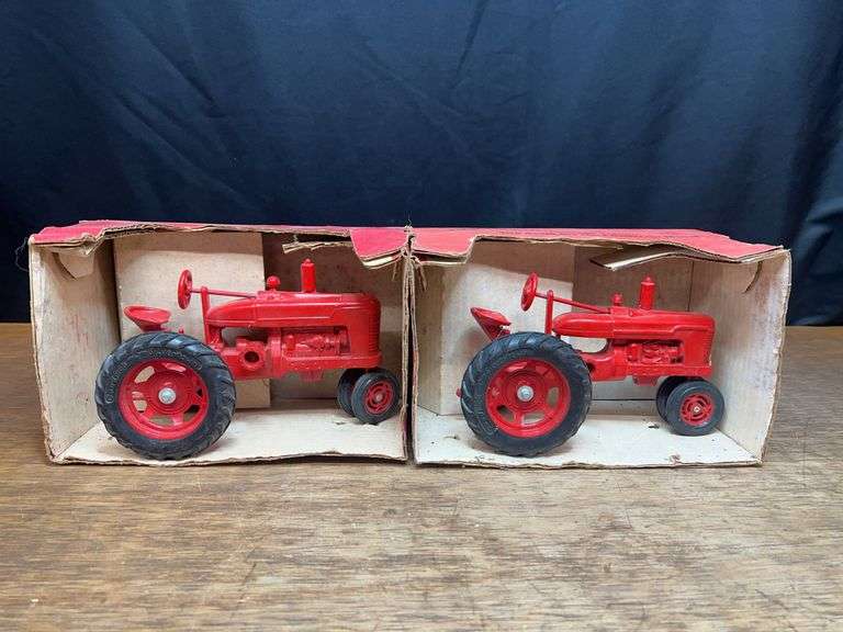 (2) 1/16 Farmall M + Farmall H SM image