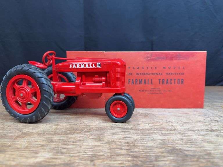 1/16 Farmall M NIB Product Miniature image