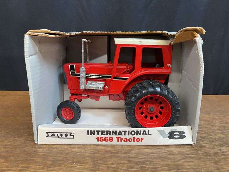 1/16 IH 1568 NIB Ertl image