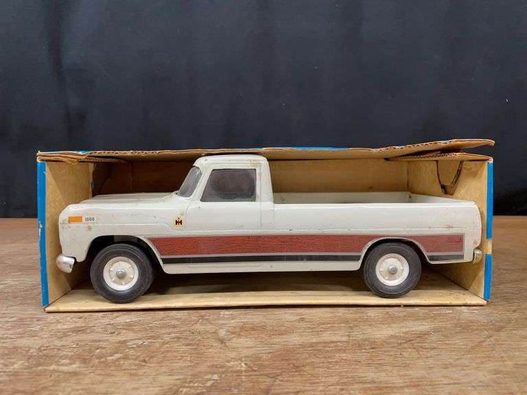 1/16 IH 1000 Pickup NIB Ertl image