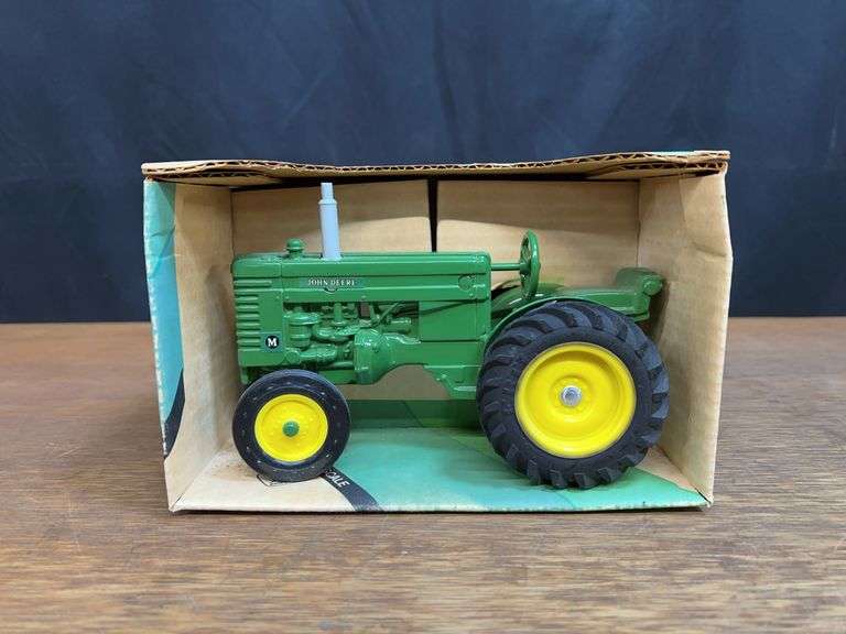 1/16 John Deere M NIB Ertl image