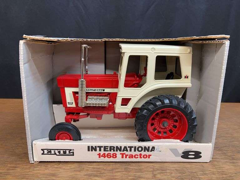 1/16 IH 1468 NIB Ertl image