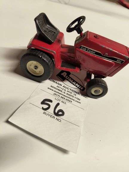1/16 Cub Cadet 682 Lawn & Garden Tractor Ertl image