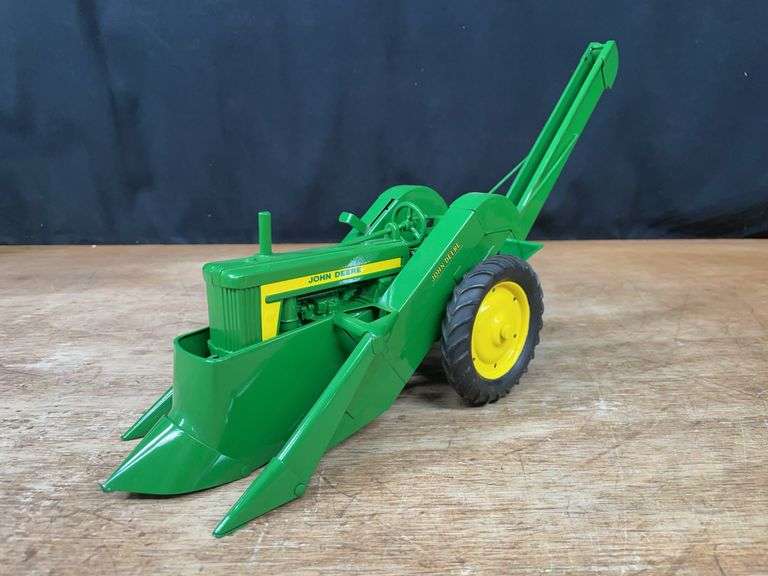 1/16 John Deere 620 w/Picker Ertl image