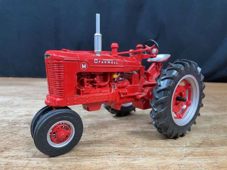 1/16 Farmall M Ertl image