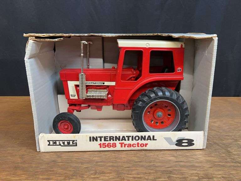 1/16 IH 1568 NIB Ertl image