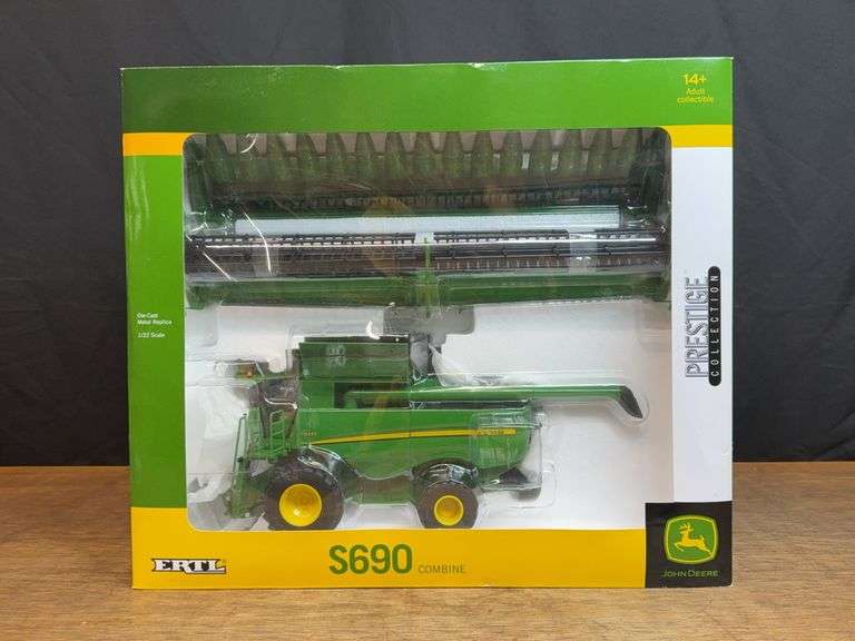 1/32 John Deere S690 Combine Prestige NIB Ertl image