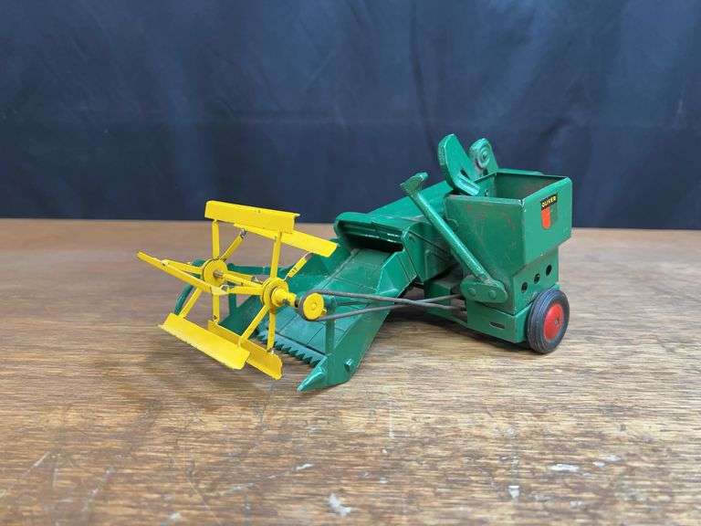 1/16 Oliver Grain Master Combine Slik image