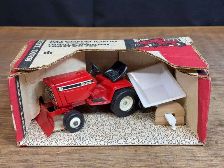 1/16 IH Cub Cadet 682 L&G Set NIB Ertl image