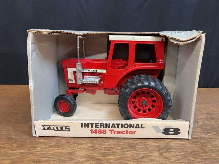1/16 IH 1468 NIB Ertl image