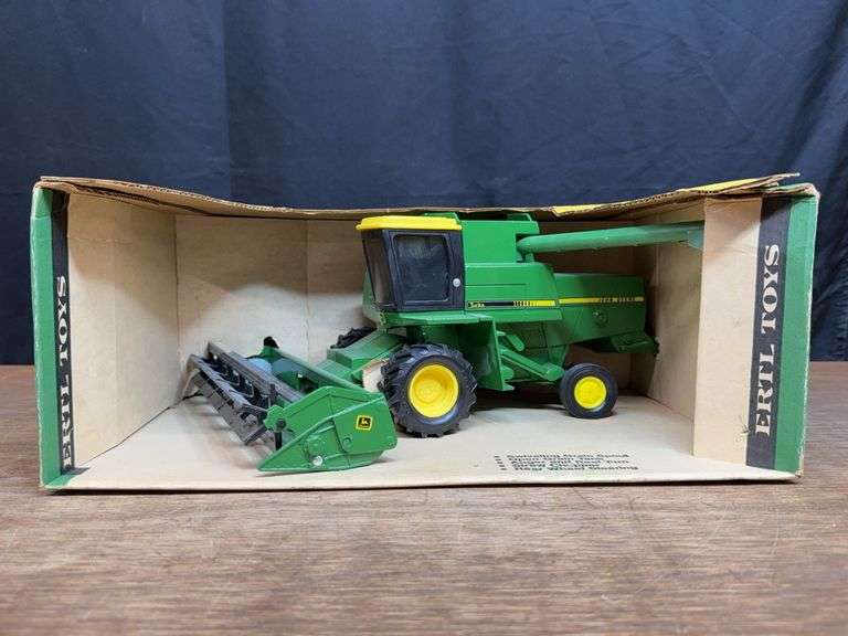 1/24 John Deere Titan Combine NIB Ertl image