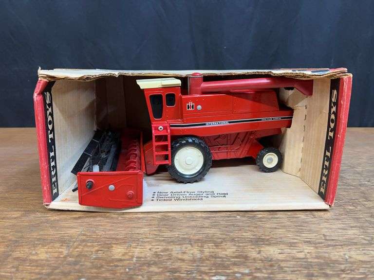 1/32 IH Combine NIB Ertl image