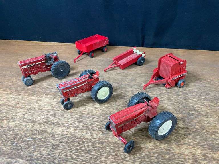 (6) 1/32 International Harvester Tractors and Implements Ertl image