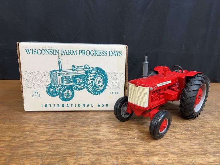1/16 IH 650 1995 Wisconson NIB Ertl image