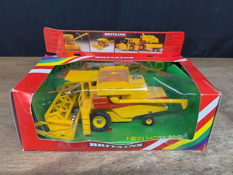 1/32 New Holland TR85 Combine Britains image