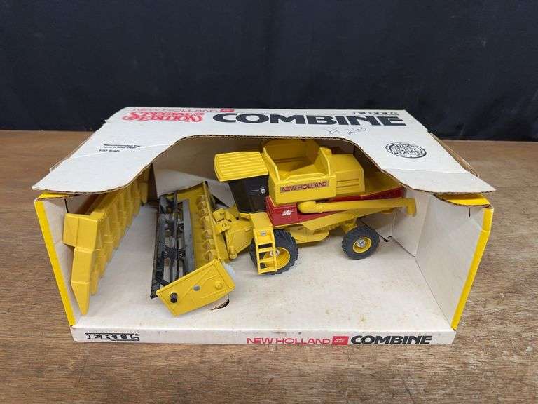 1/32 New Holland TR96 Combine Special Edition NIB Ertl image