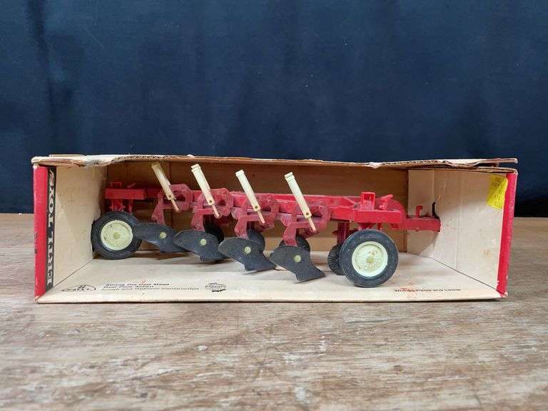 1/16 IH Plow NIB Ertl image