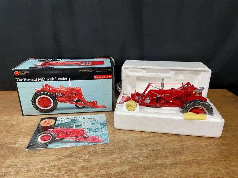 1/16 Farmall MD w/Loader Precision NIB Ertl image