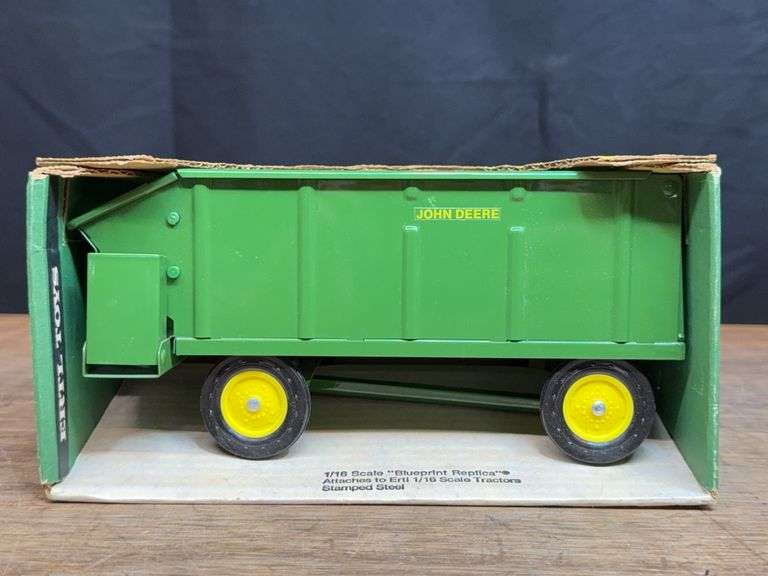 1/16 John Deere Chuck Wagon NIB Ertl image