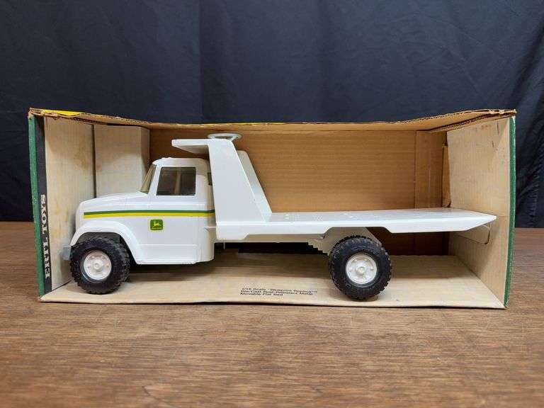 1/16 John Deere Dealer Truck NIB Ertl image