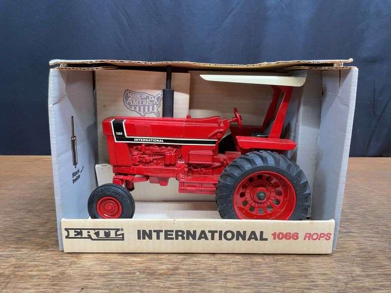 1/16 IH 1066 Special Edition NIB Ertl image