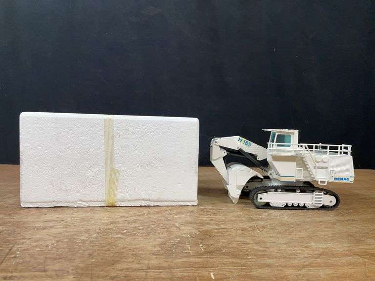 1/50 Demag H185 Shovel NZG image