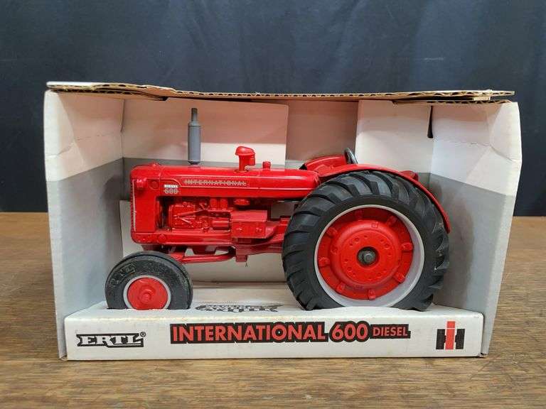 1/16 IH 600 NIB Ertl image